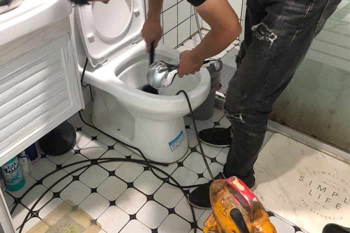 济南马桶堵塞自己疏通还是找师傅？专业上门服务让你省时更省心